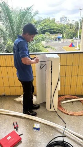 Serviço de instalação de maquina de ar-condicionado 