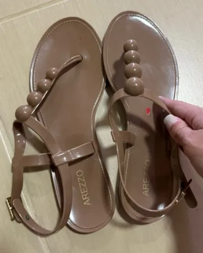 Rasteirinha Arezzo bege com detalhes em bolinhas Tam. 36