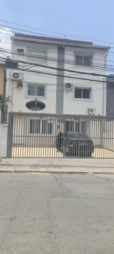 2 Sobrados geminados 300m de construção -206m de terreno- com 10 quartos