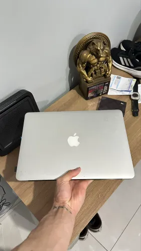 MacBook Air A1466 13.3" prata 8GB de Ram 128GB SSD Intel Core i5