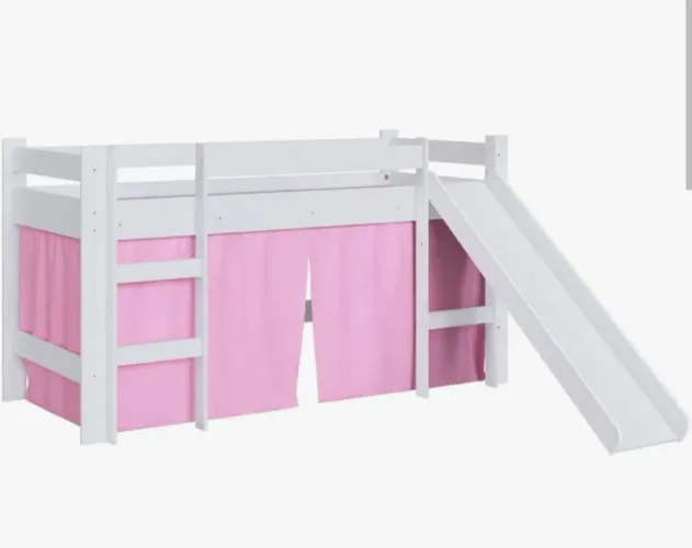 Cama infantil com escorregador.