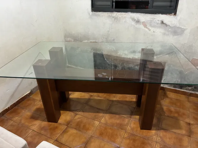 Mesa de madeira tampo de vidro