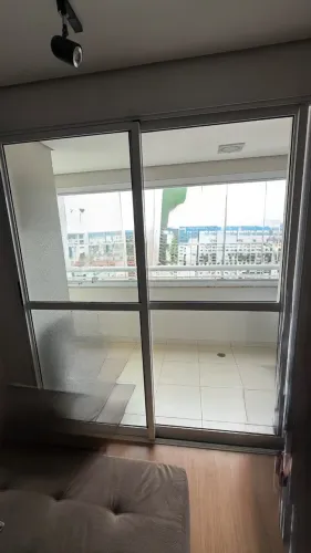 Porta de vidro sacada com estrutura alumínio