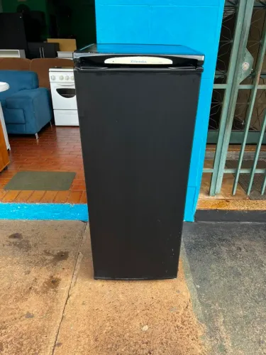 Vendo geladeira Eletrolux 245 litros 