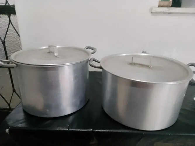 Vendo duas caçarolas grandes