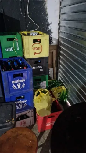 Caixas de cerveja com cascos 