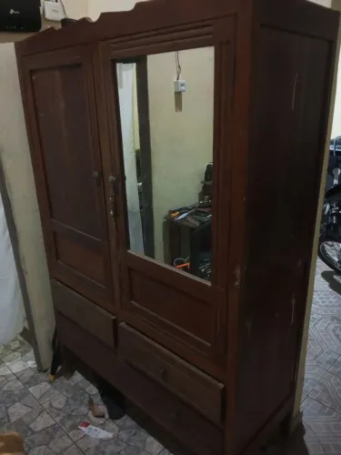 Guarda roupa com espelho em madeira semi novo