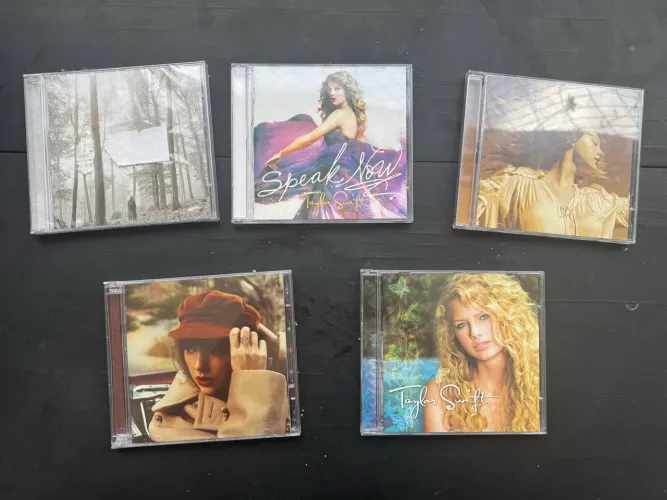 CDS TAYLOR SWIFT