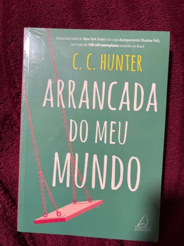 Livro: Arrancada do meu mundo (C.C Hunter)