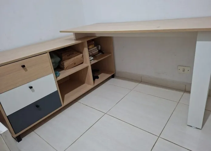 Escrivaninha em L.