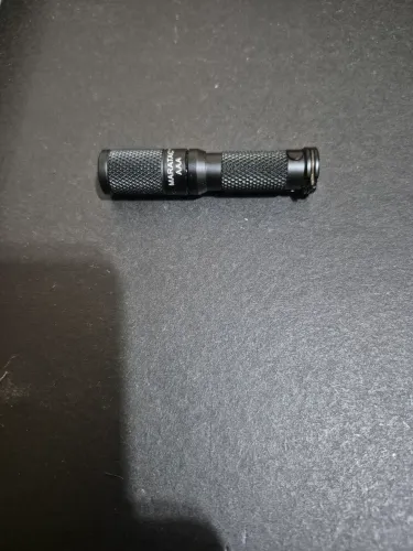 Mini lanterna de bolso Maratac preta,estrutura compacta em alumínio.