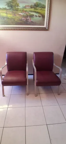 Par de poltronas em corino