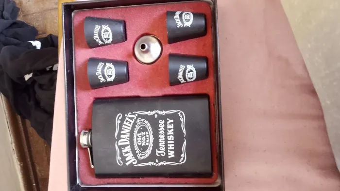 Cantil Jack Daniels com 4 copos