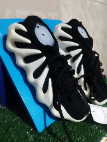 Tênis Adidas yeeezy Tam 39 