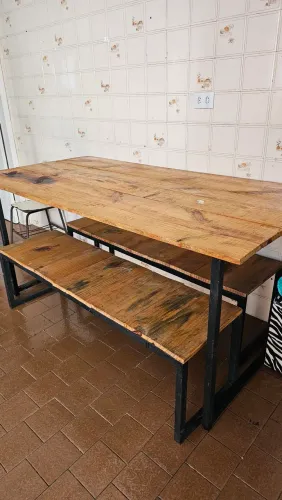 Mesa rústica com 2 bancos