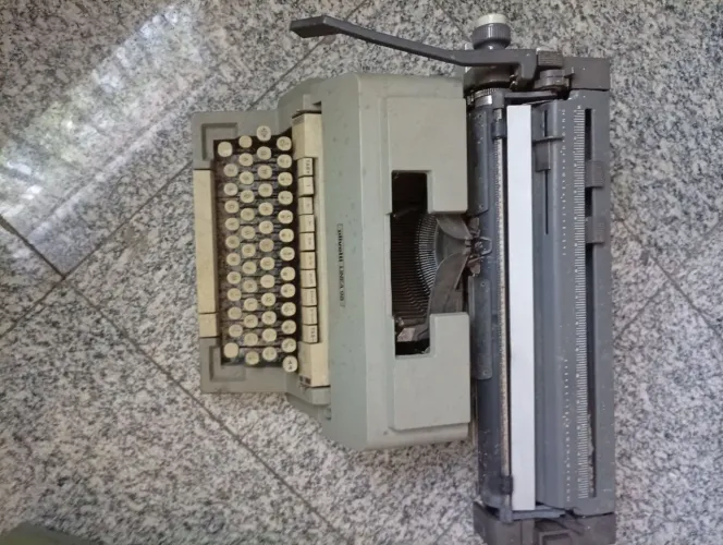 Máquina de escrever anitga