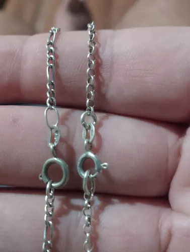 Duas pulseiras de prata.