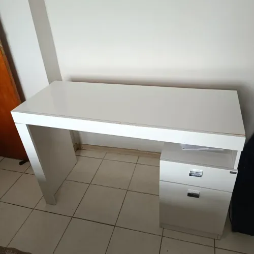 Escrivaninha branca