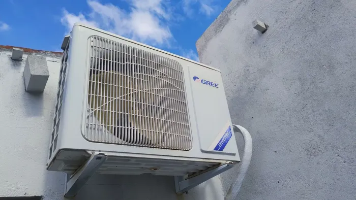 Ar-condicionado gree 12 mil BTUS, não é inverter.