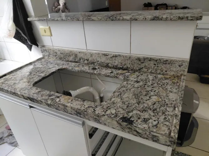 Bancada de cozinha e passa prato em granito arabesco bege