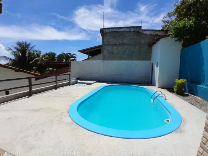 Compre uma casa ampla em Capim Macio, com piscina e churrasqueira.