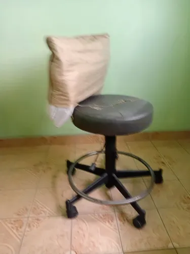 VENDO CADEIRA COM RODINHA