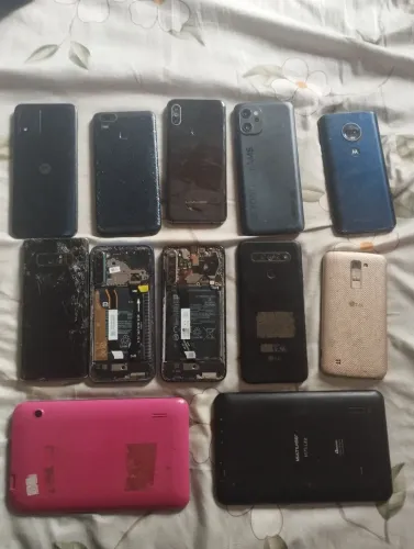 LOTE DE CELULARES E TABLETS PARA RETIRADA DE PEÇAS - R$ 400
