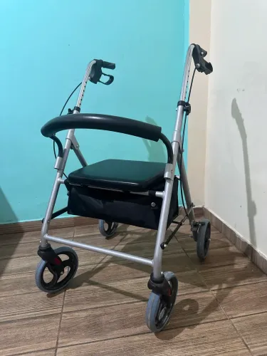 Andador dobrável com freio