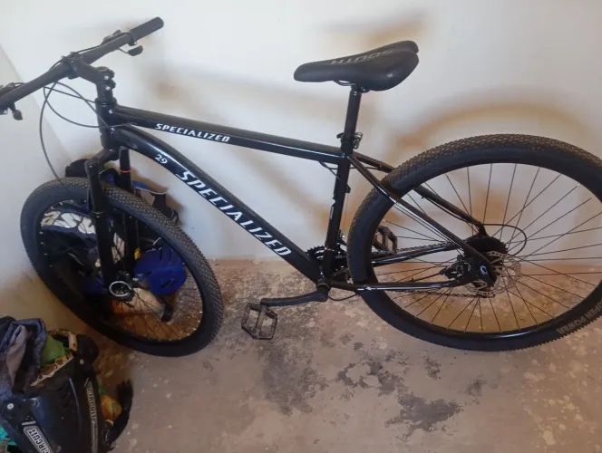 Bicicleta quadro 29 ela não é specialized do trocaram os adesivos