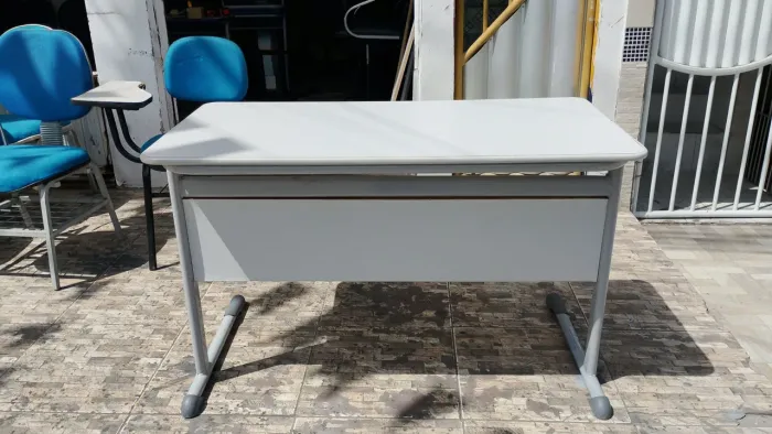 Vendo mesas p/escritório e computador