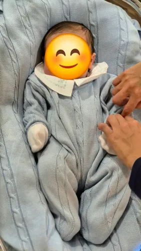 Saída de maternidade na cor azul claro com body e mantam