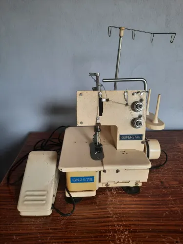 Máquina galoneira