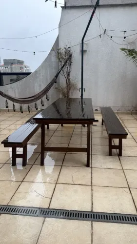 Mesa area externa com bancos em madeira