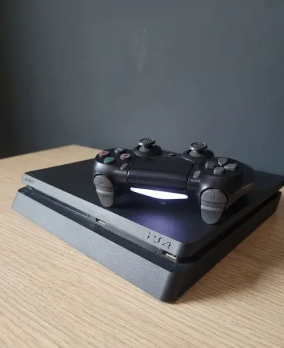 Playstation 4 de 1tb perfeito com 3 controles