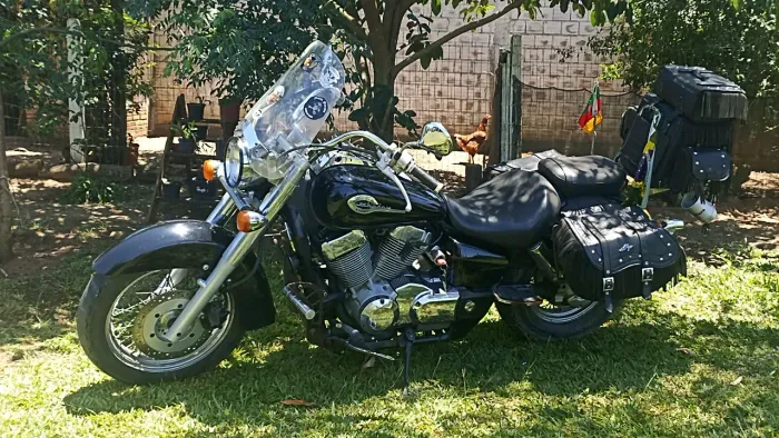 Shadow 750 preta