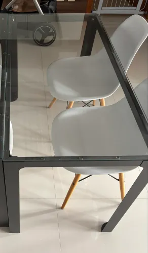 Mesa metálica com tampo de vidro 