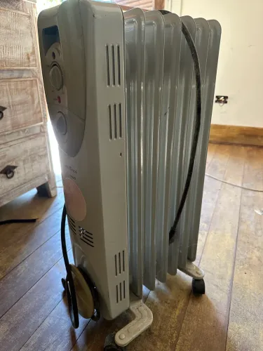 Aquecedor a Óleo Britânia 1500W com Rodinhas