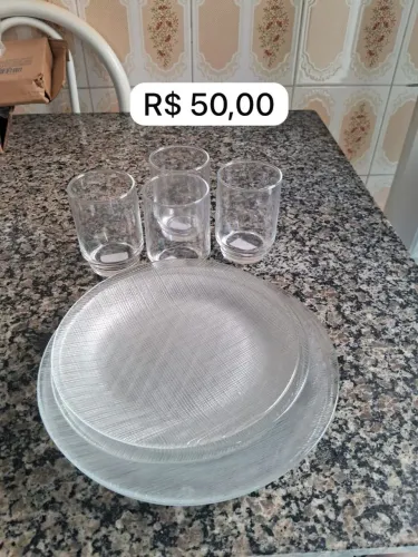 Pratos e copos novos na caixa, sendo 4 copos e 4 pratos grandes e 4 pequenos