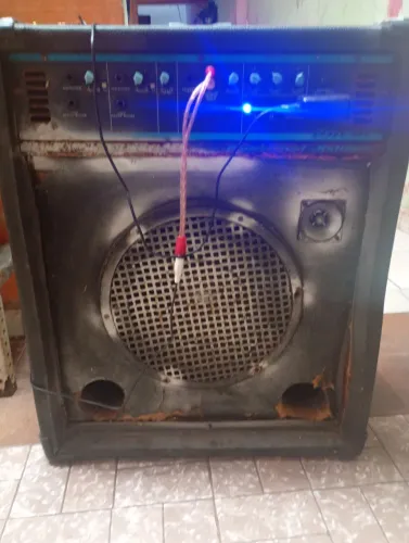 Caixa de som amplificada