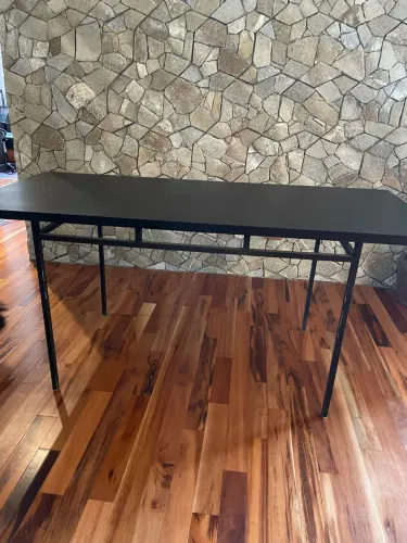 Mesa MDF preto, pés em metalon 