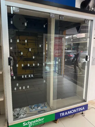 Estante gancheira canaletado em Vidro c/ fundo em MDF