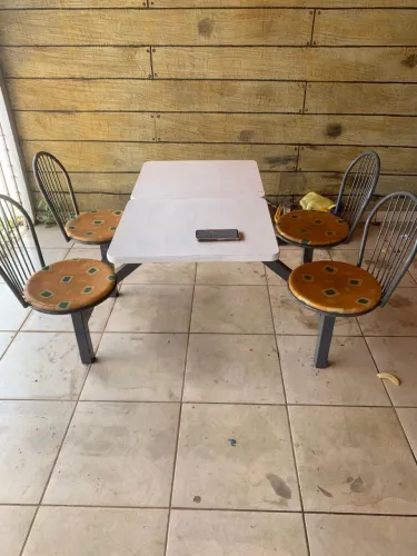 Vendo mesa com cadeira