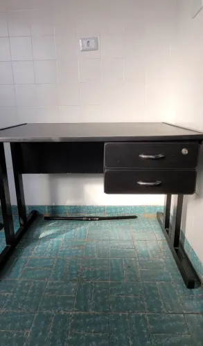Mesa de escritório / homeoffice com gaveta em boas condições