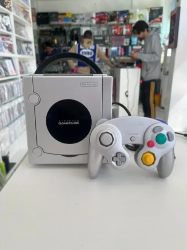 CONSOLE NINTENDO GAMECUBE PRATA 128GB DESBLOQUEADO COM JOGOS SEMINOVO - NINTENDO