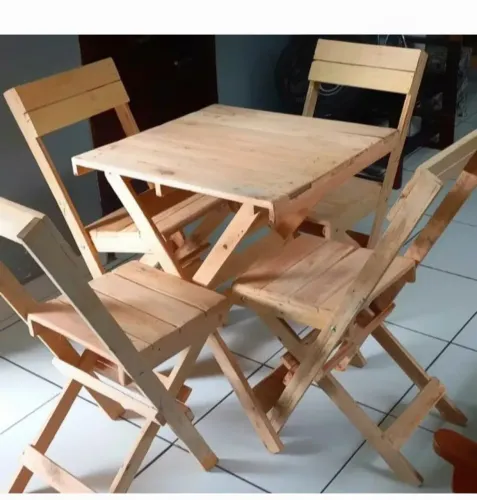 Mesa de madeira com 4 cadeira dobrável retirada en Santa Rita zap *