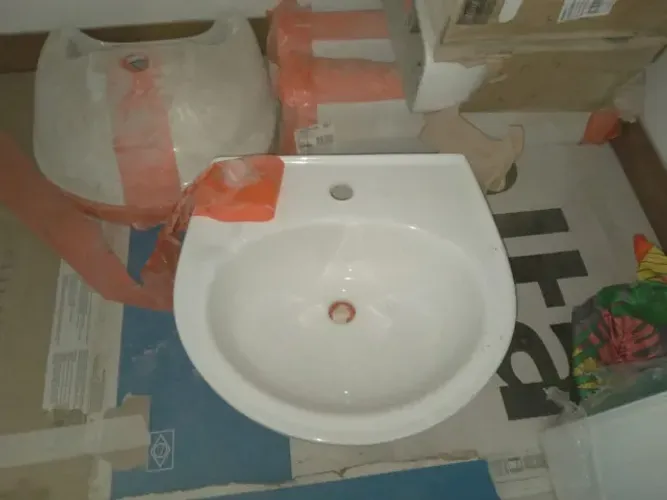 Lavatório Logasa Cerâmica branca com coluna