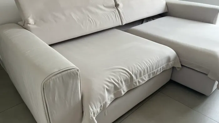 Sofá retrátil com capa de sarja