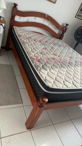 Cama de casal e colchão