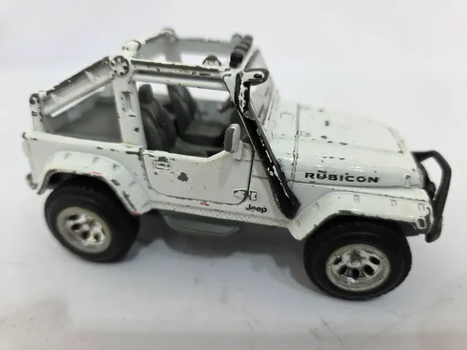 MINIATURA JEEP WRANGLER RUBICON MAISTO 2003 BRANCO - Escala 1/35
