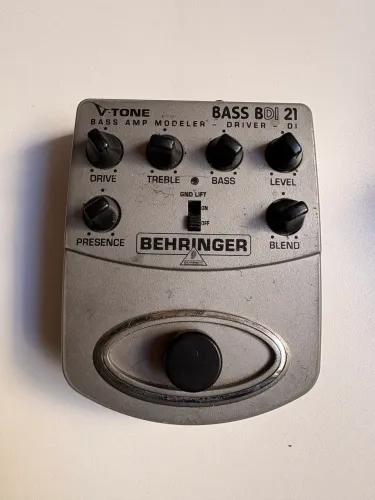 Pedal PreAmp p/ Baixo Behringer BDI